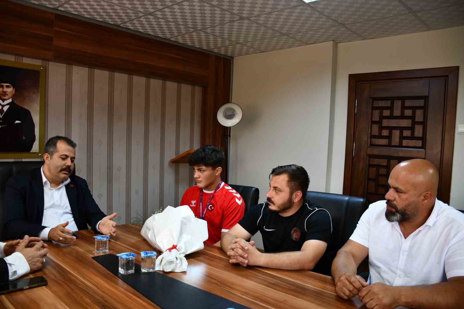 Şampiyon güreşçi Yusuf’a memleketi Vezirköprü’de coşkulu karşılama