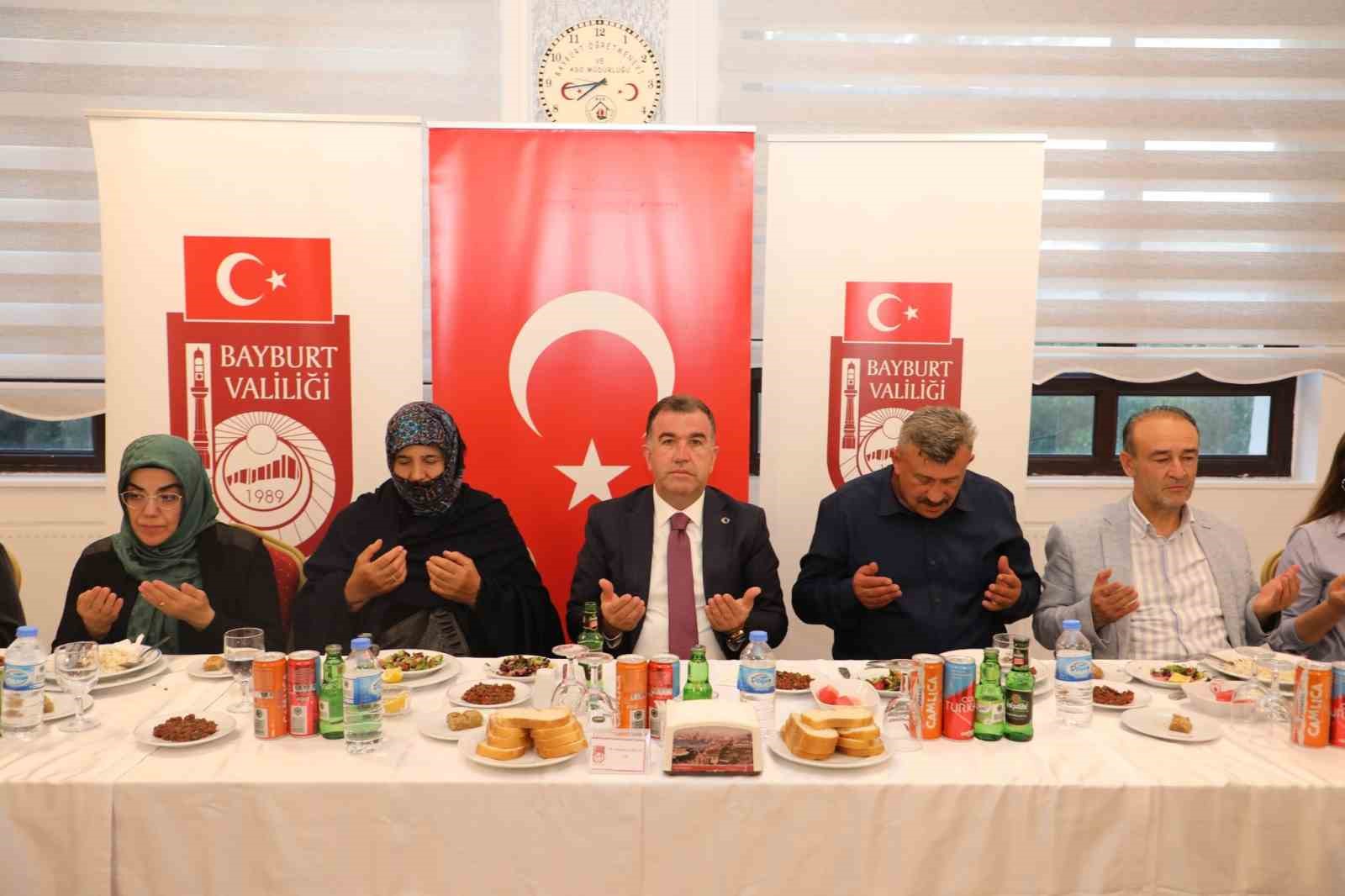 Bayburt’ta şehit aileleri ve gaziler onuruna yemek programı düzenlendi