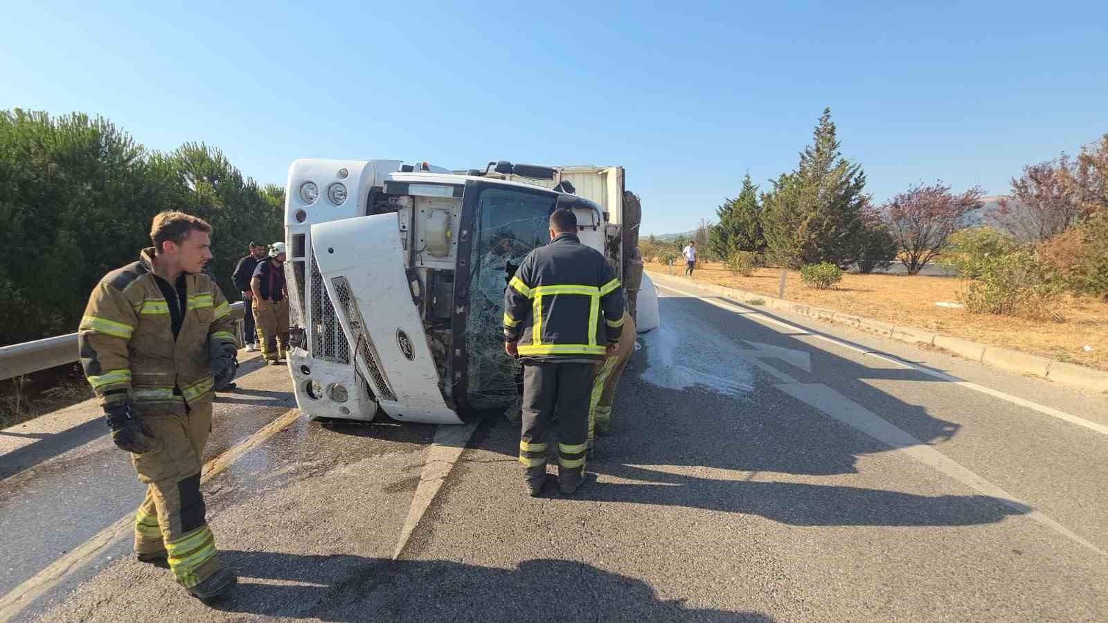Plastik hammadde yüklü kamyon devrildi