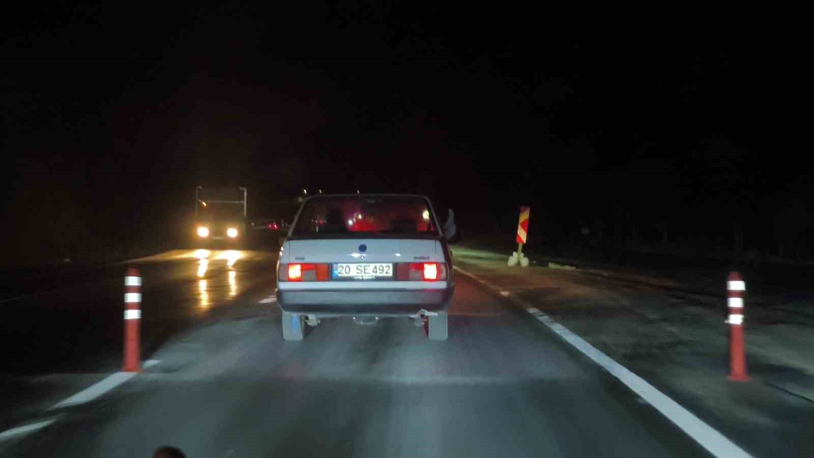 Ayaklarını pencereden çıkartarak tehlikeli yolculuk yaptığı anlar görüntülendi