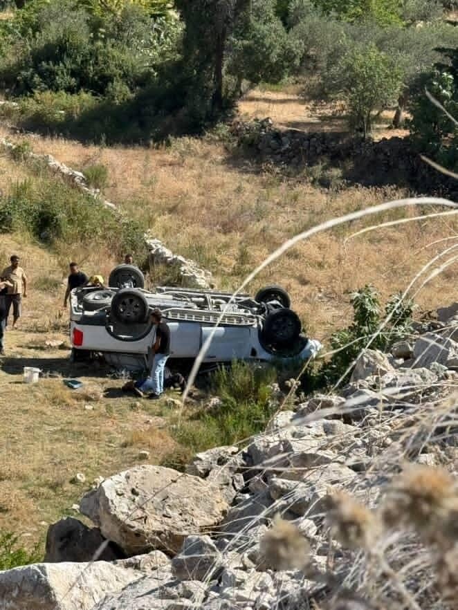 Uçurumdan yuvarlanan pikabın sürücüsü yaralandı