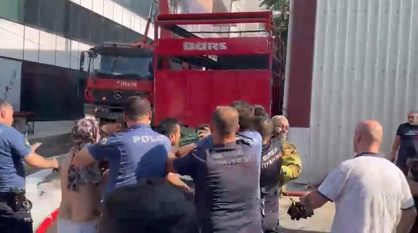 Yangını müdahale eden itfaiye ekiplerine saldırdılar