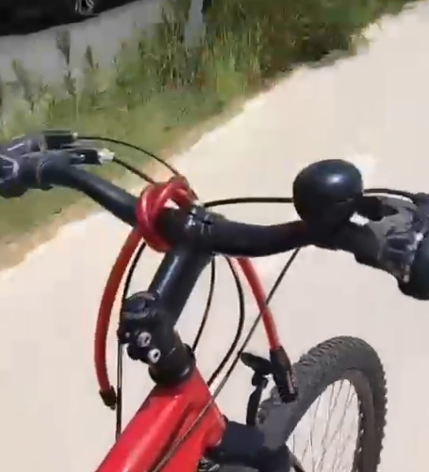Yeni aldığı bisikletle şarkı söyleyerek denize gitti, çalınınca küfrederek yaya döndü
