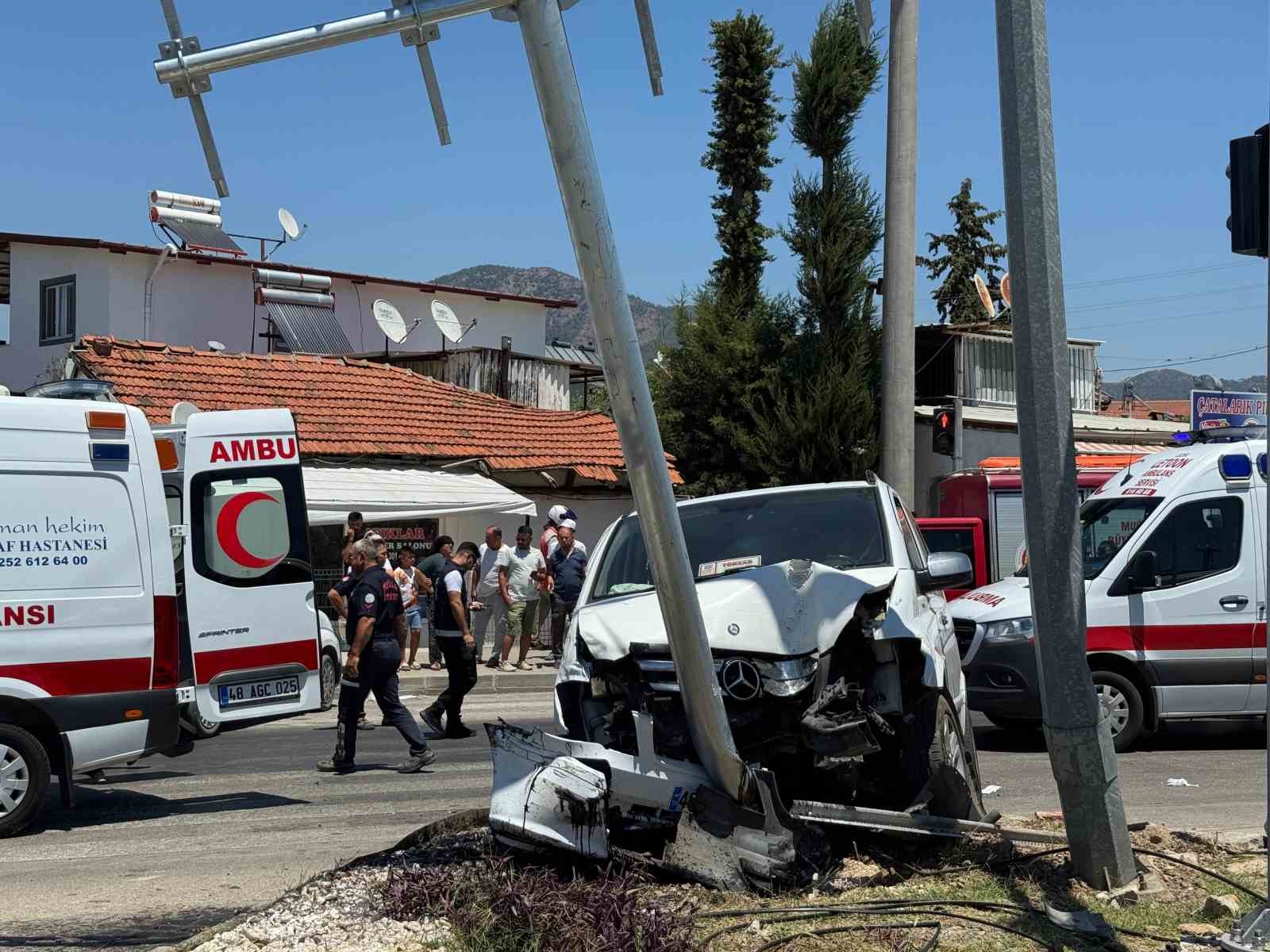 Fethiye’de trafik kazasında 11 kişi yaralandı