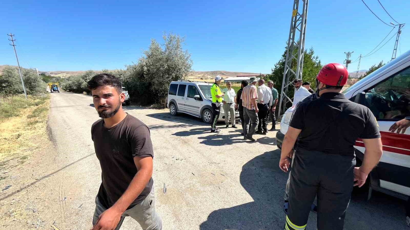 Elazığ’da araç direğe çarptı: 1 yaralı