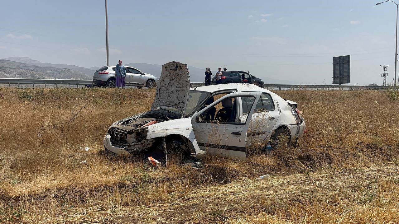 Erzincan’da şarampole uçan otomobilin sürücüsü yaralandı