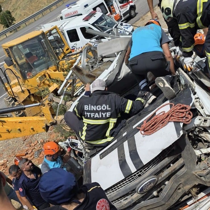 Bingöl’de hurda yüklü pikap devrildi: 1 yaralı