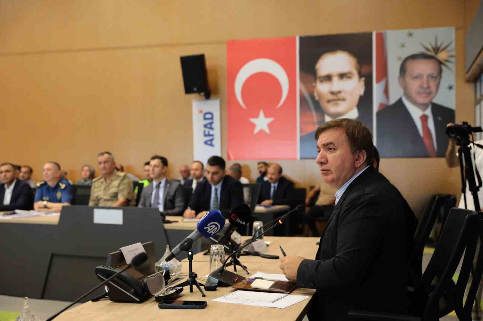 Vali Aydoğdu muhtarlarla toplantıda bir araya geldi