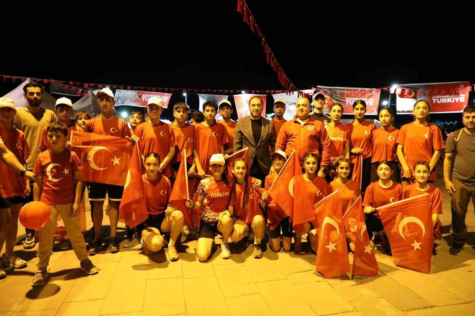 Şehitlerin emaneti sancak, dualarla Vali Koç’a teslim edildi