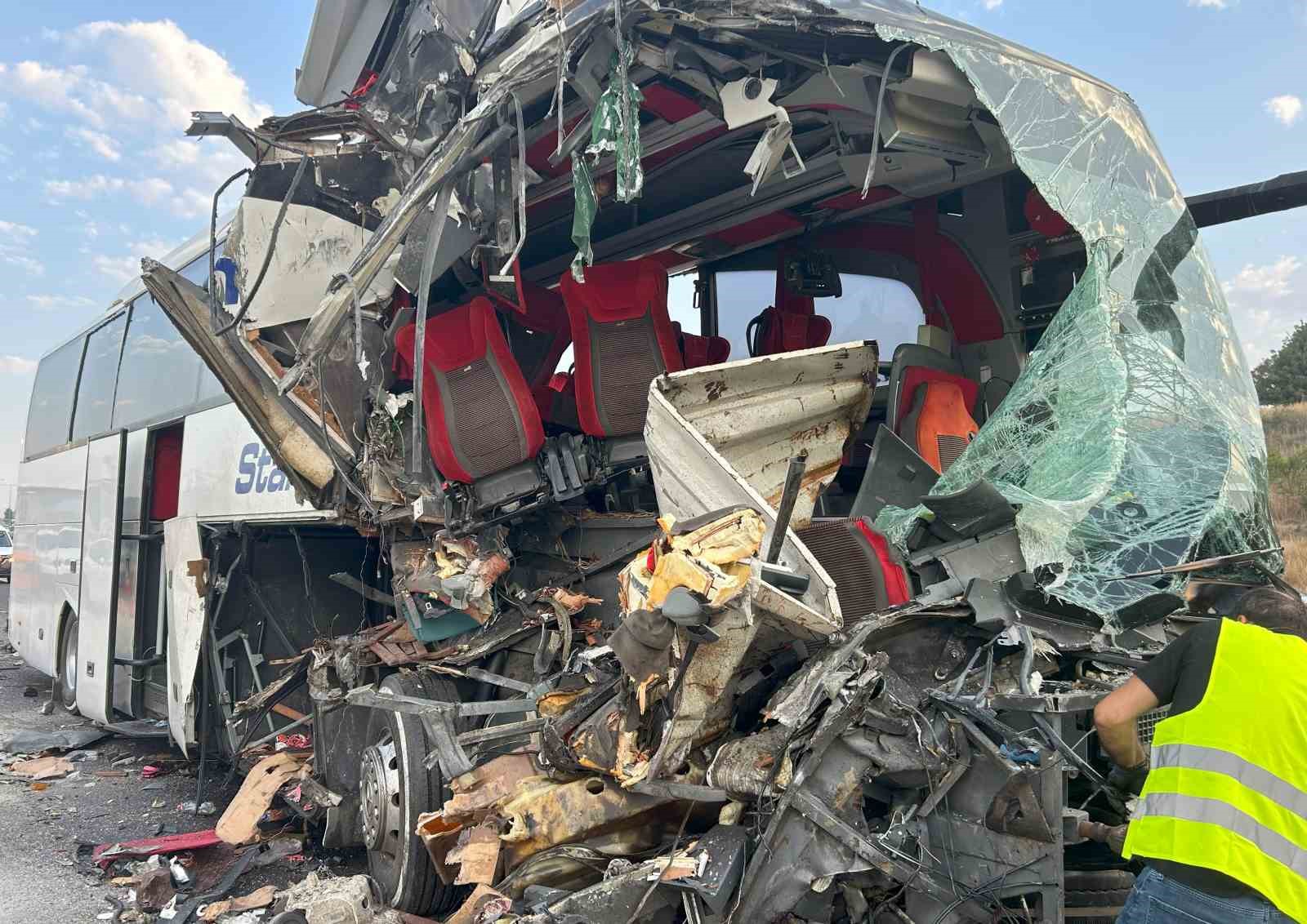 Mersin’de otobüs tıra çarptı:  9 yaralı