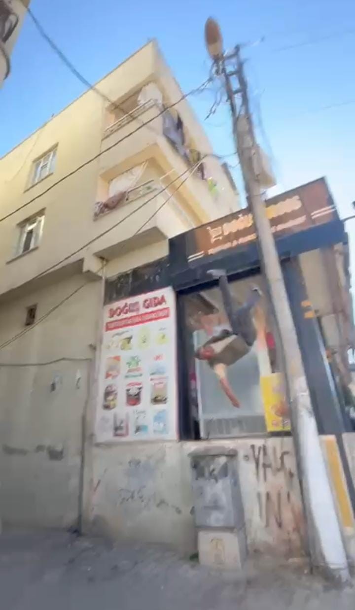 Onarmak için çıktığı elektrik direğinde akıma kapılarak yere çakıldı