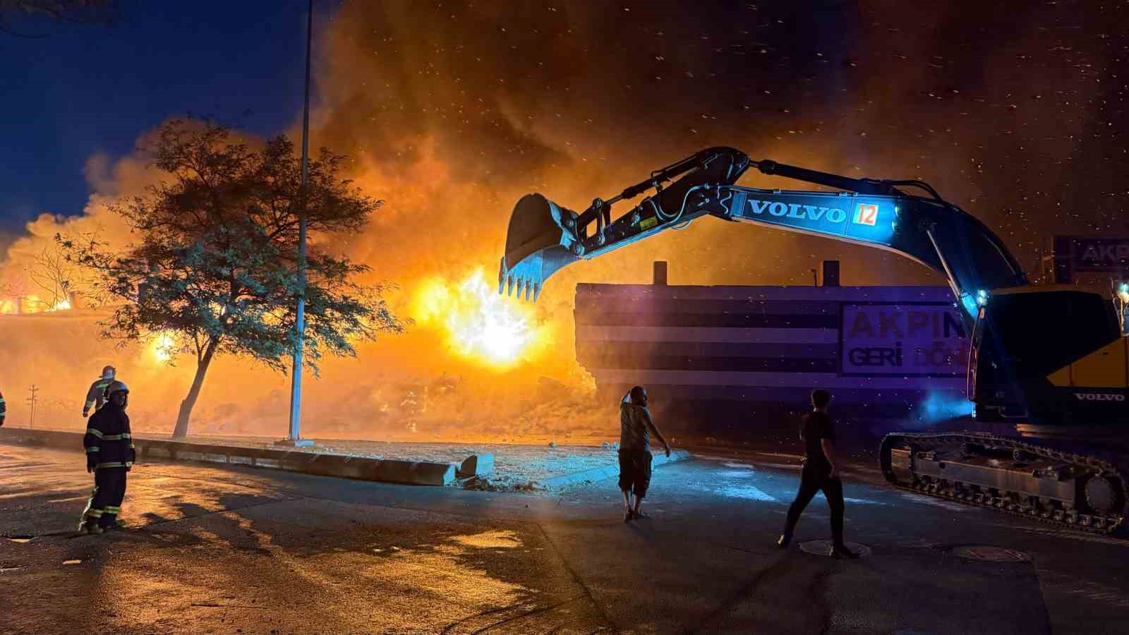 Gaziantep’te geri dönüşüm fabrikasındaki yangın kontrol altına alındı