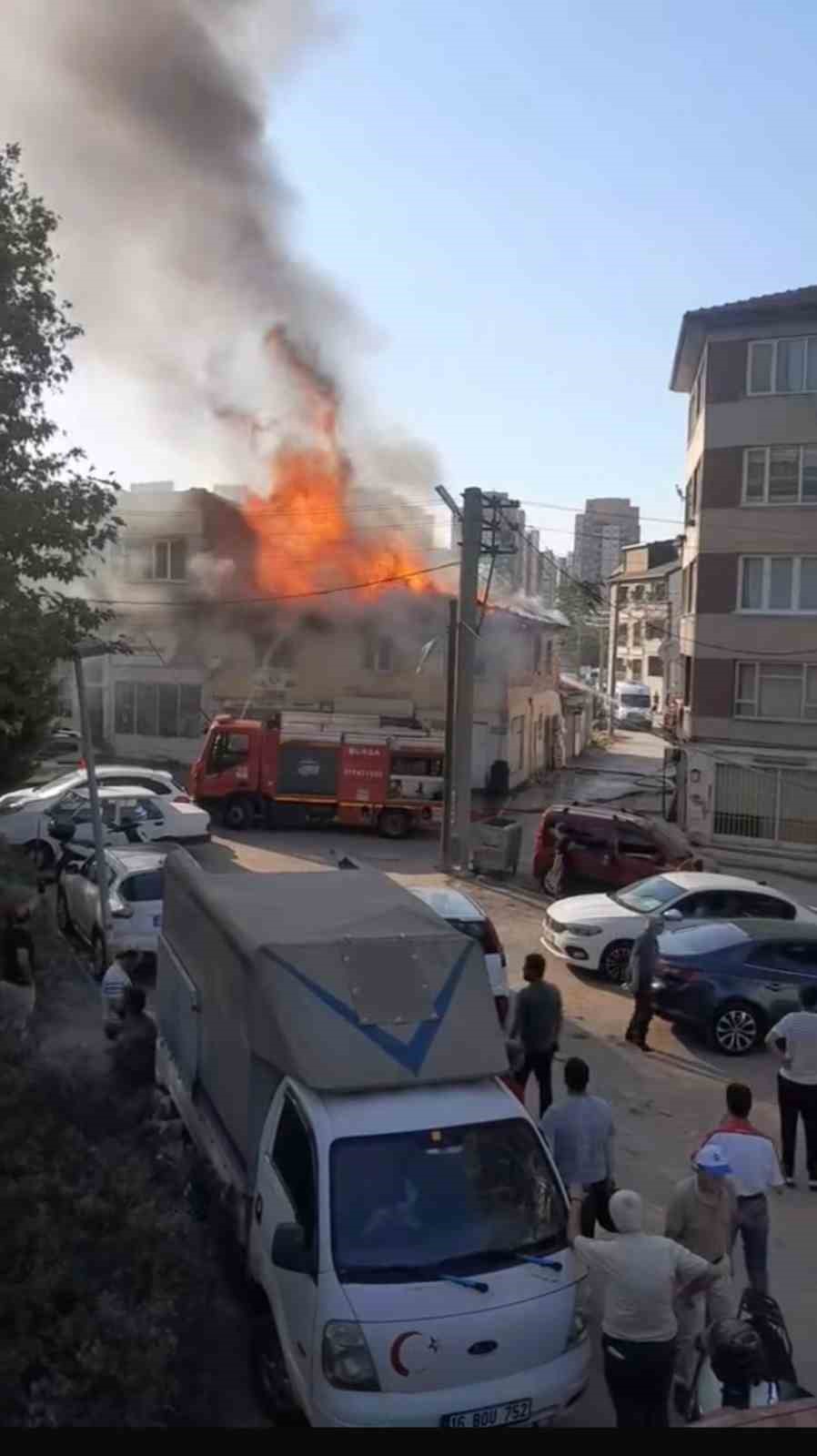 Bursa’da müstakil ev küle döndü, dumanlar kentin birçok noktasından görüldü