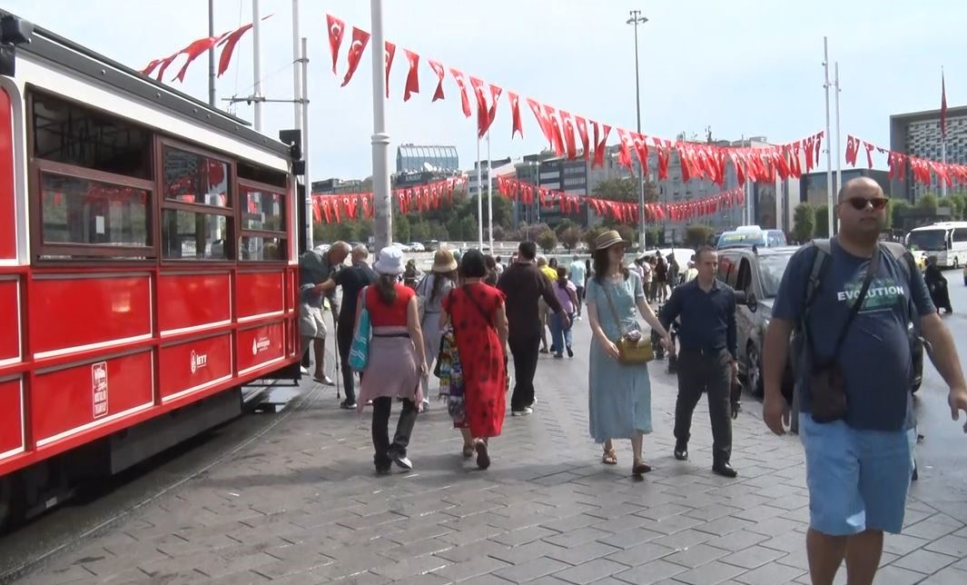 Taksim’de önce sağanak etkili oldu ardından güneş açtı