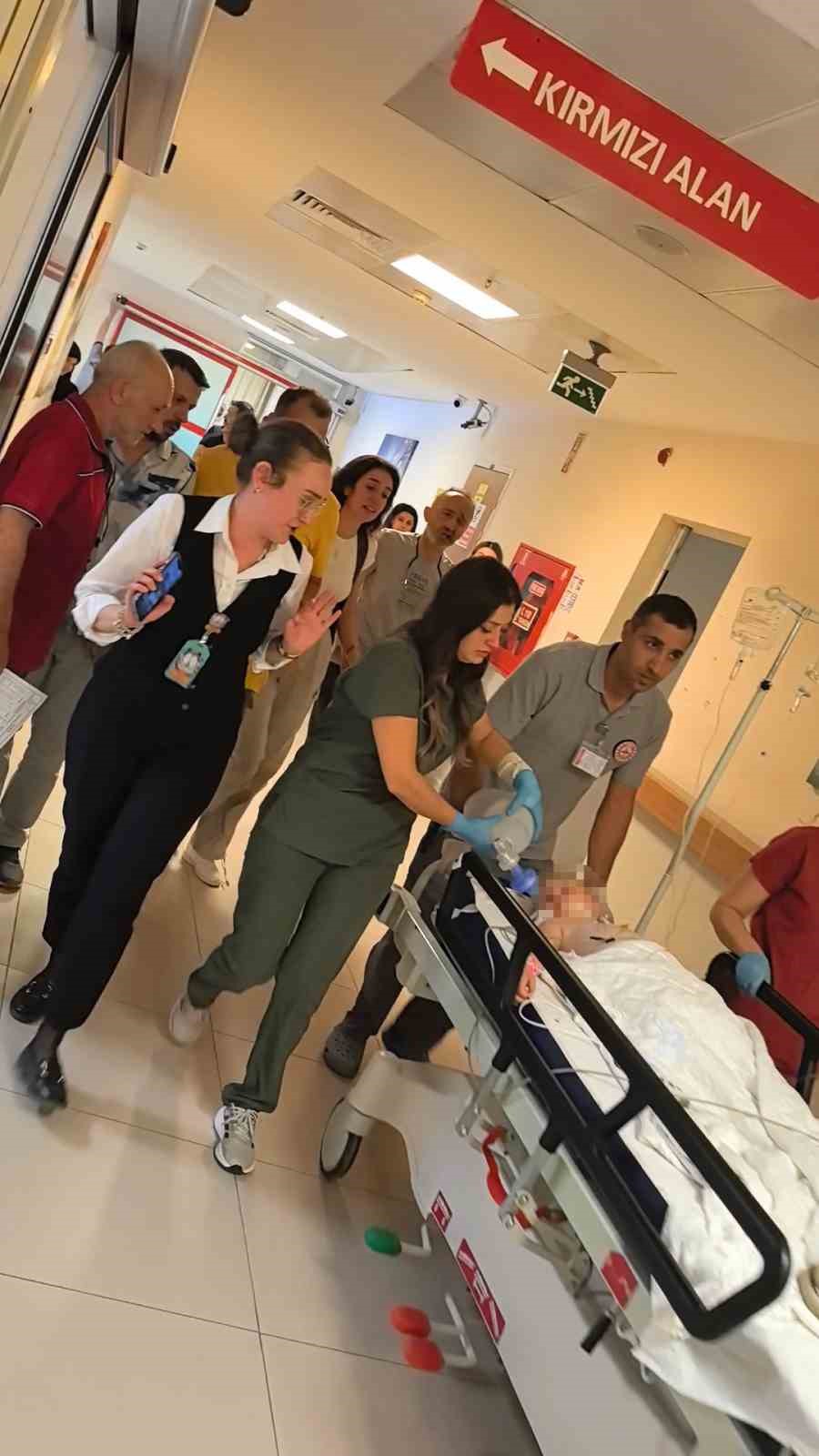 Sara nöbeti geçiren 4 yaşındaki çocuk havuza düştü