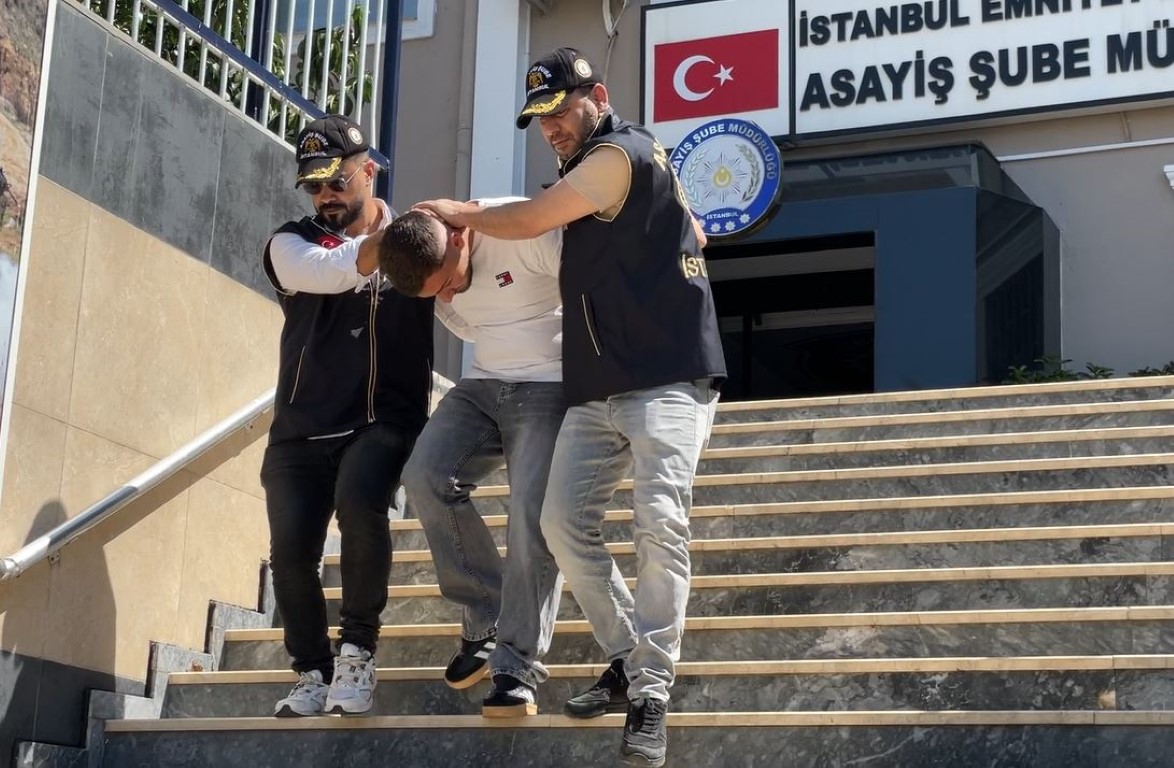 Beyoğlu’nda iş yerine silahlı saldırı güvenlik kamerasında: 1 tutuklama