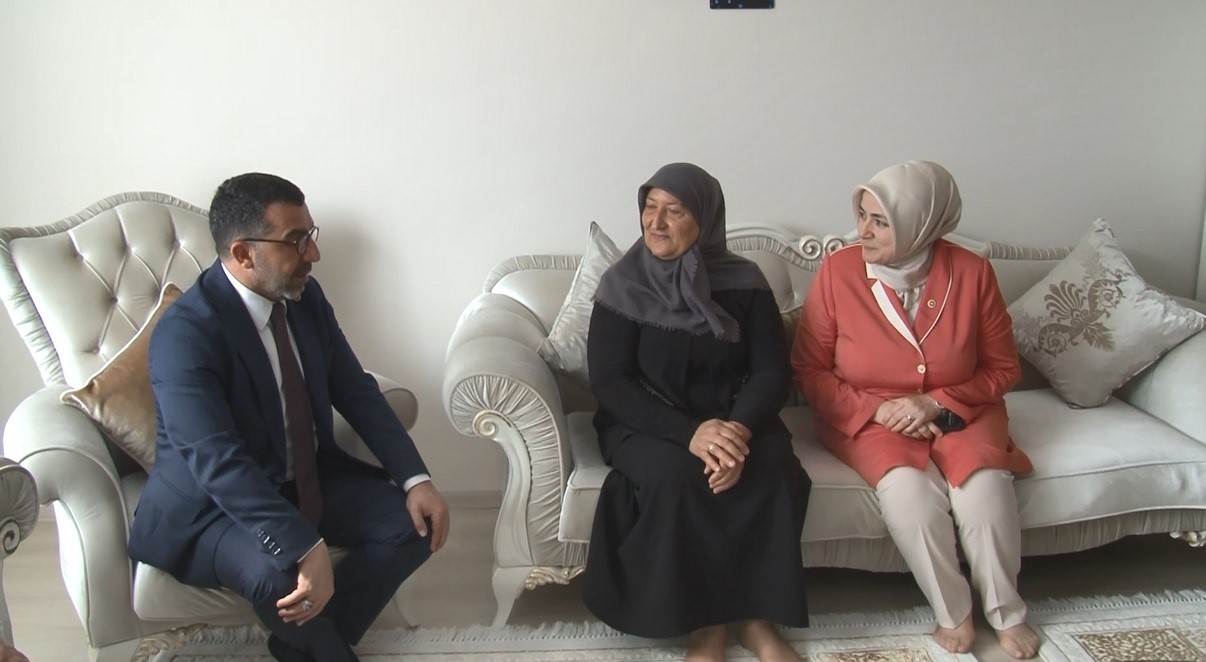 Cumhurbaşkanı Erdoğan’ın mektubu, Kars’ta şehit annesine teslim edildi