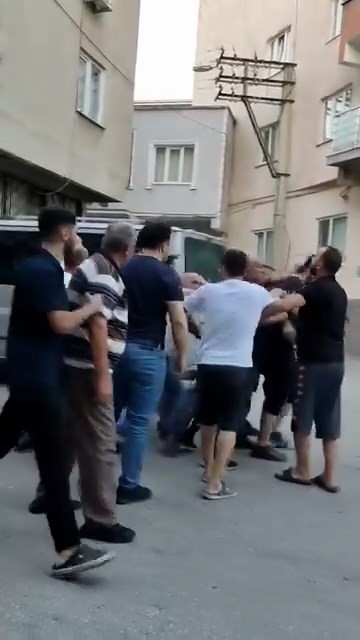 Kalabalığın ortasında tekme tokat dövdüler
