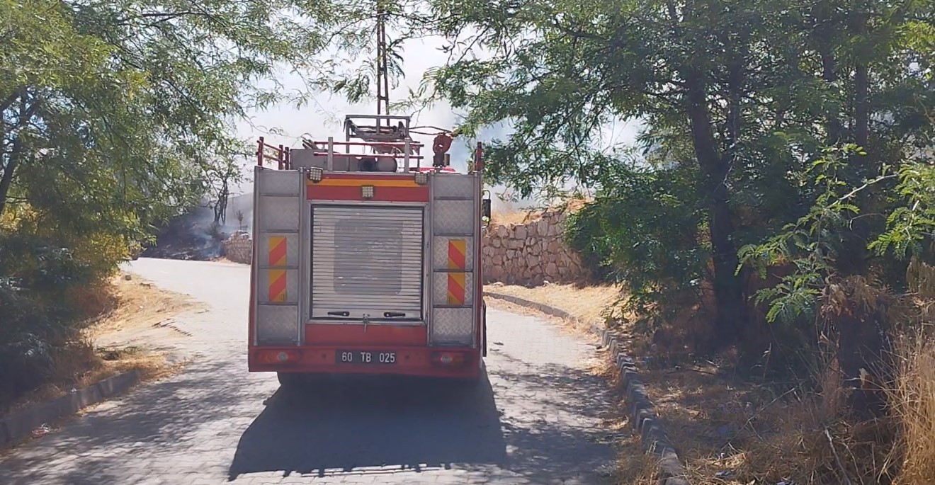 Tokat’ta boş arazide çıkan yangın evlere sıçramadan söndürüldü