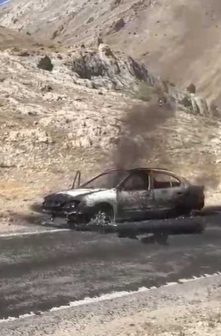 Seyir halindeki otomobil alev alev yandı