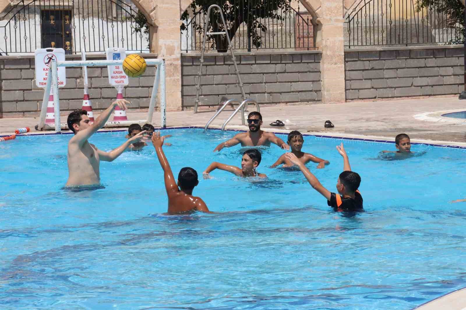 Şanlıurfa Belediyesi’ne ait yüzme havuzlarında hem serinlediler hem eğlendiler