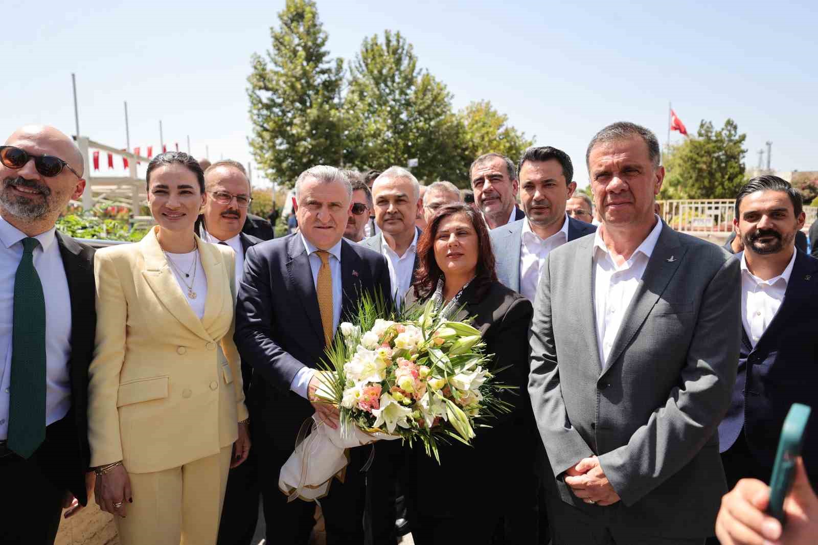 Büyükşehir’in ilk misafiri Bakan Bak oldu