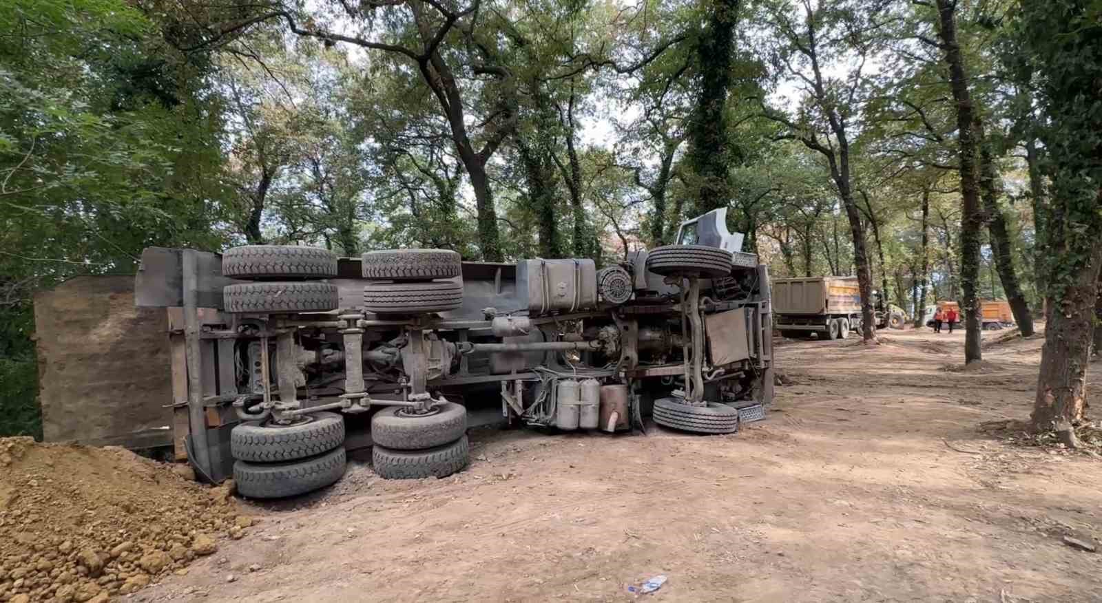 Samsun’da hafriyat kamyonu devrildi: 1 yaralı