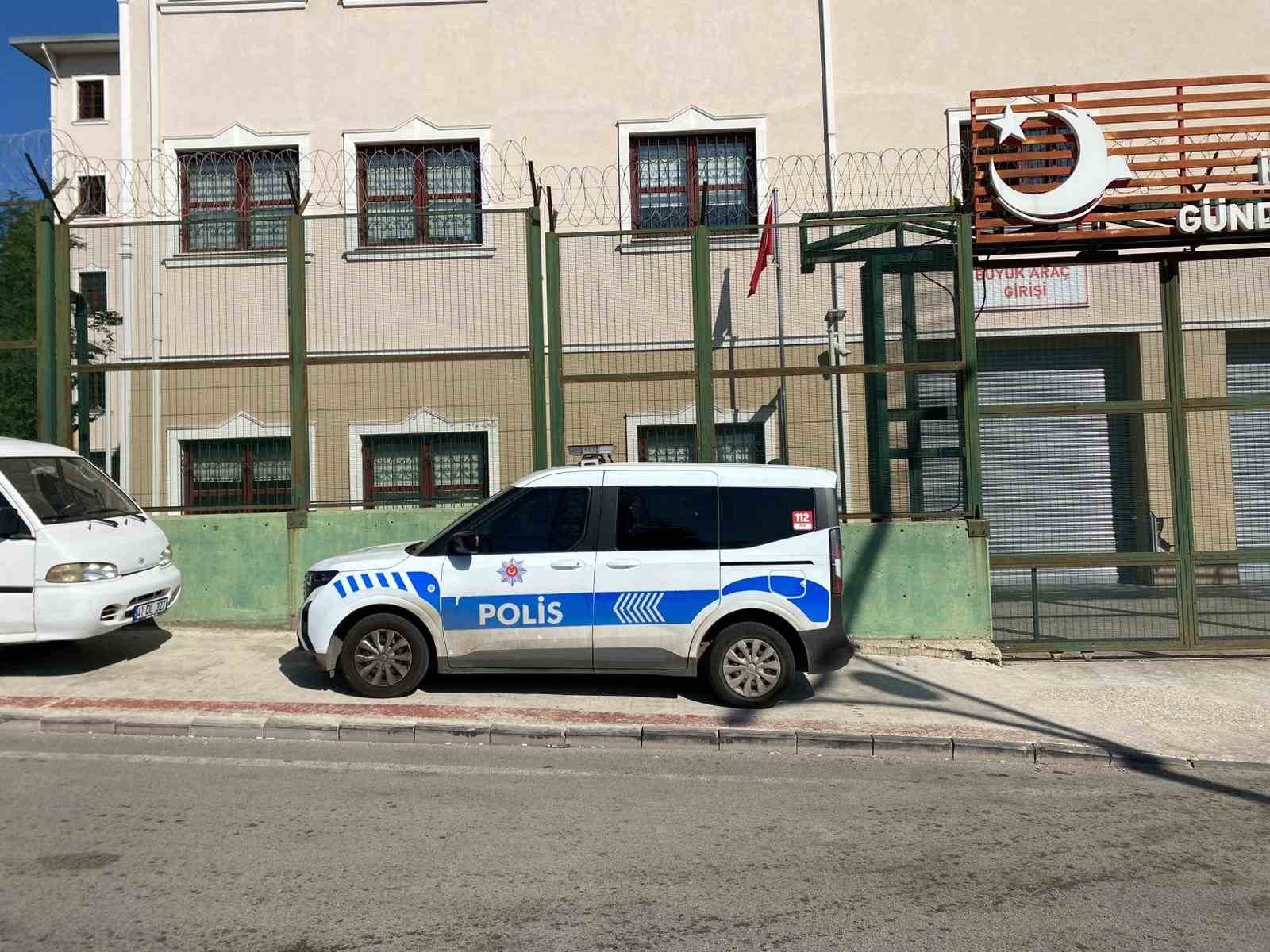 Jandarma personeli meslektaşı tarafından kazara bacağından vuruldu