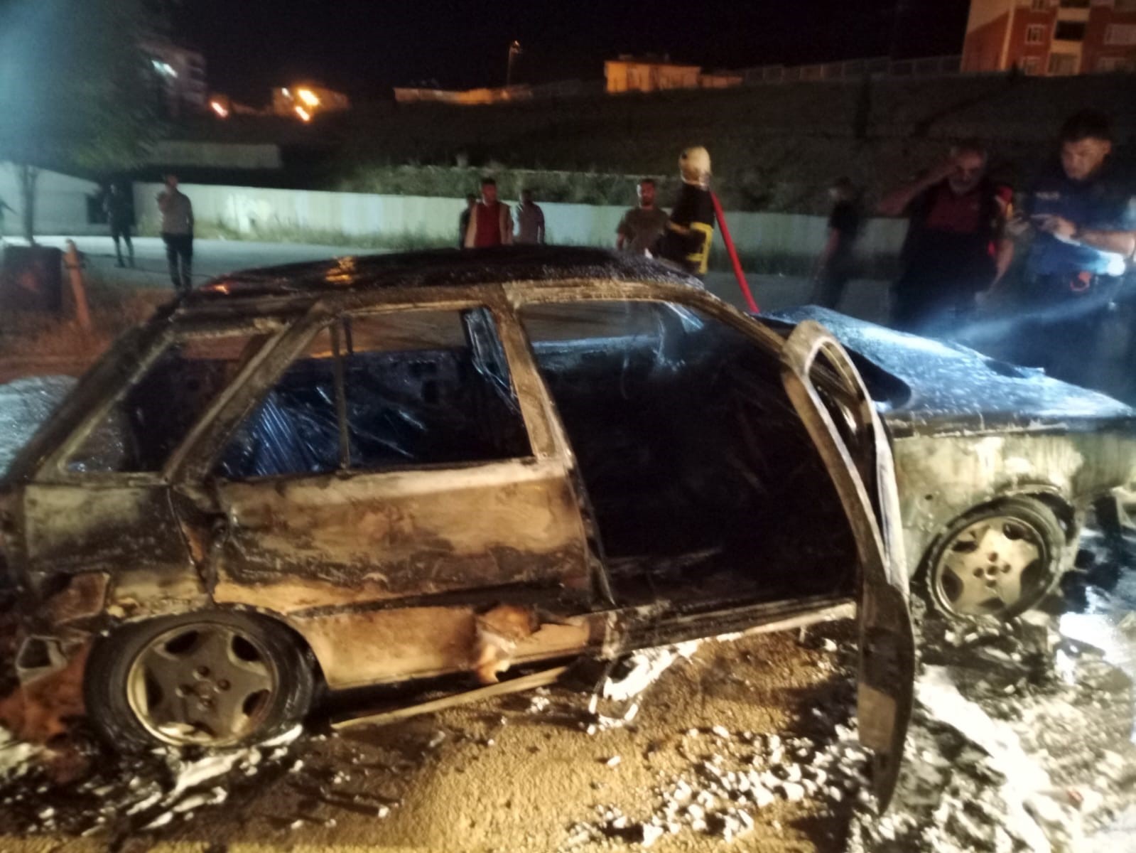 Sinop’ta seyir halindeki otomobil alev alev yandı