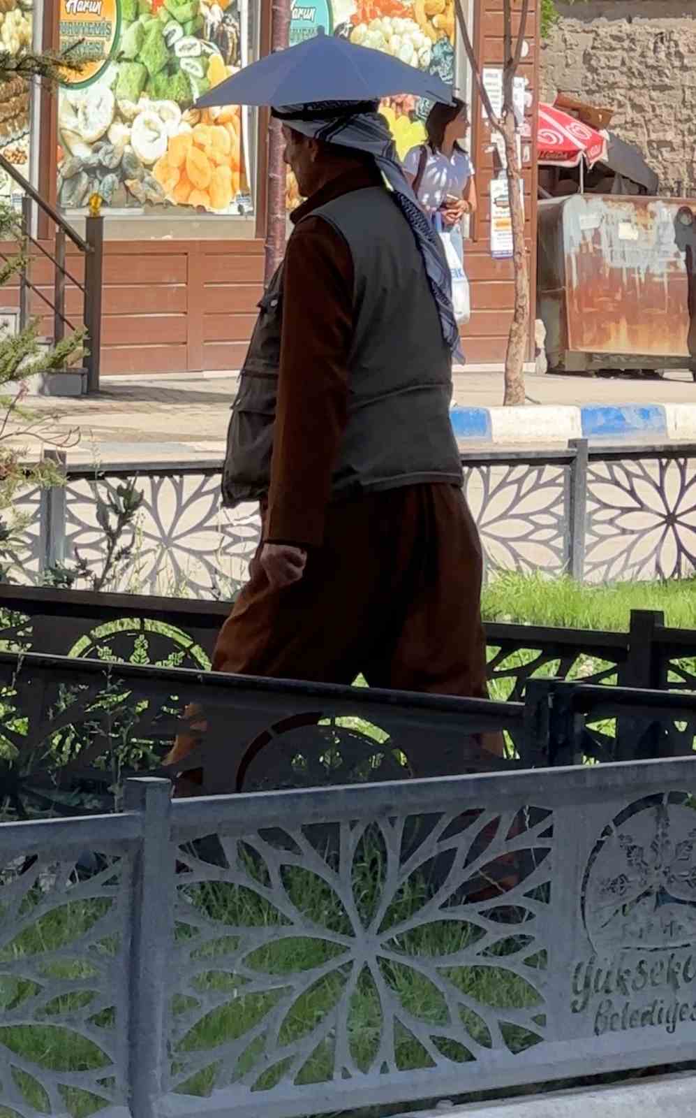 Yüksekovalı vatandaş yıllardır kafa şemsiyesiyle güneşten korunuyor
