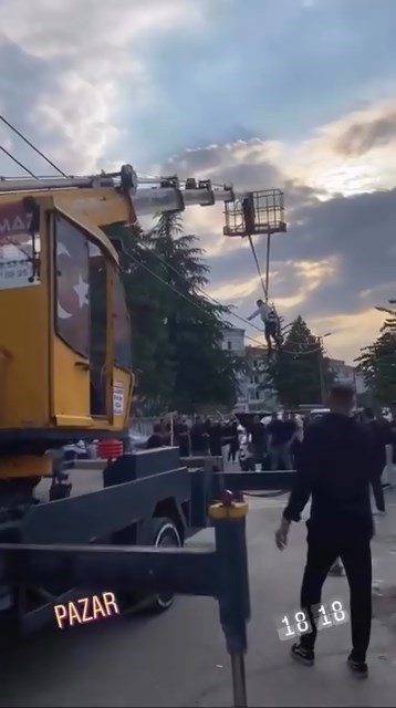 Bursa’da damadı vinçte sallandırdılar