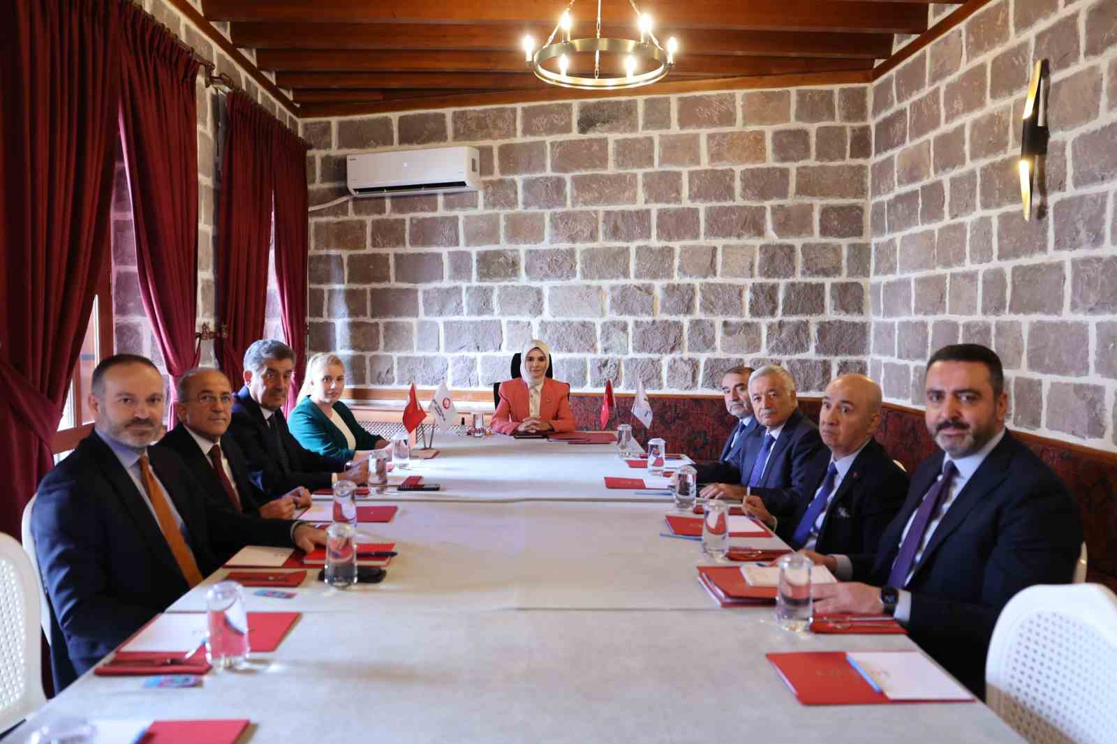 Aile ve Sosyal Hizmetler Bakanı Göktaş, Türkiye Şehit Yakınları ve Gaziler Dayanışma Vakfının Mütevelli Heyeti ile toplantı gerçekleştirdi