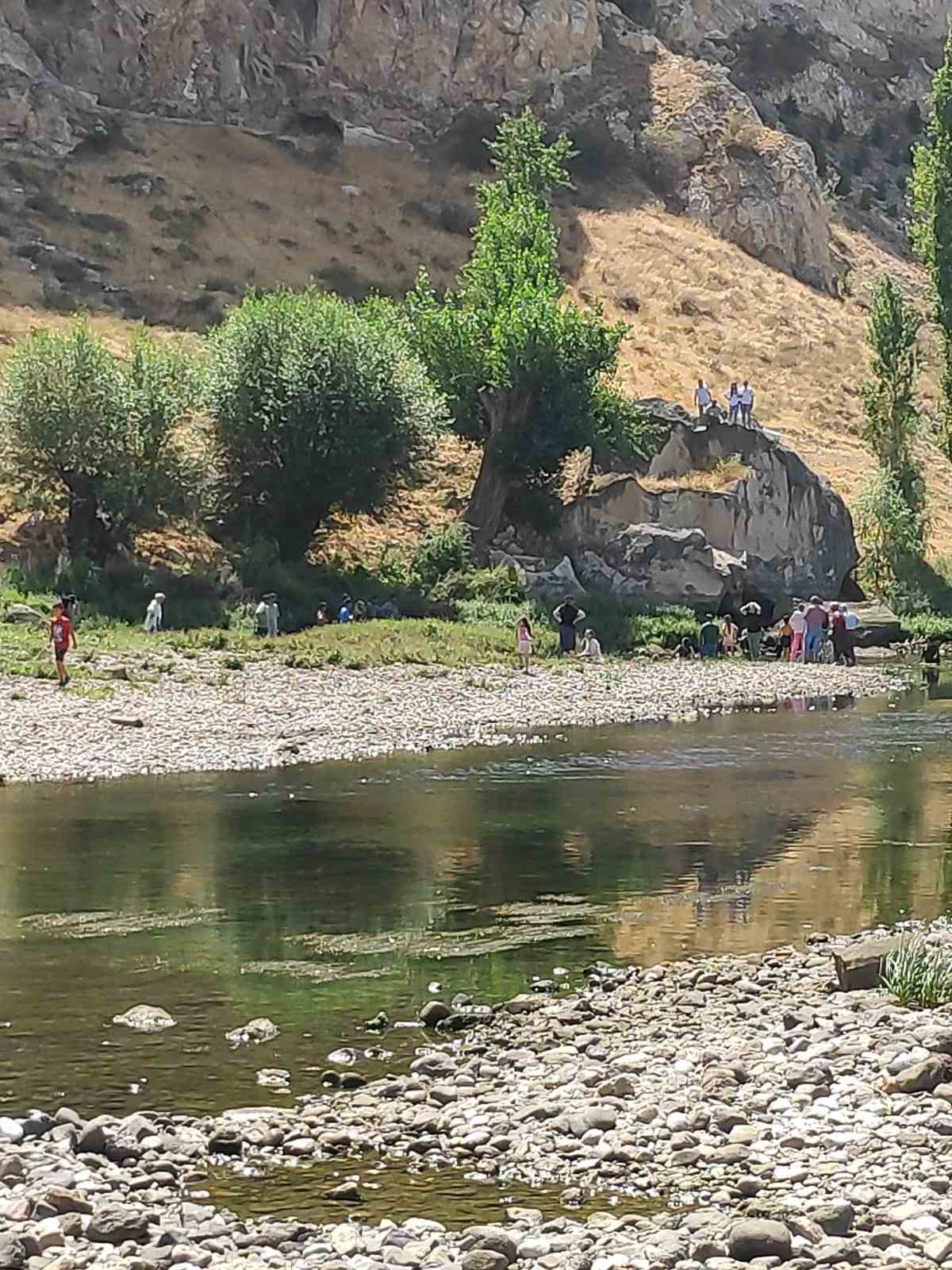 Kızılırmak’a giren 3 genç boğulma tehlikesi geçirdi