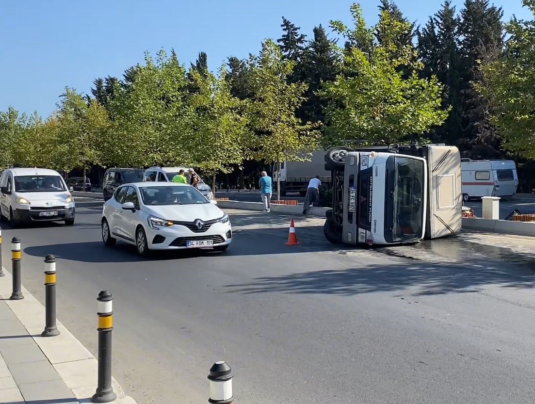 Küçükçekmece’de sebze yüklü kamyonet devrildi: 2 yaralı