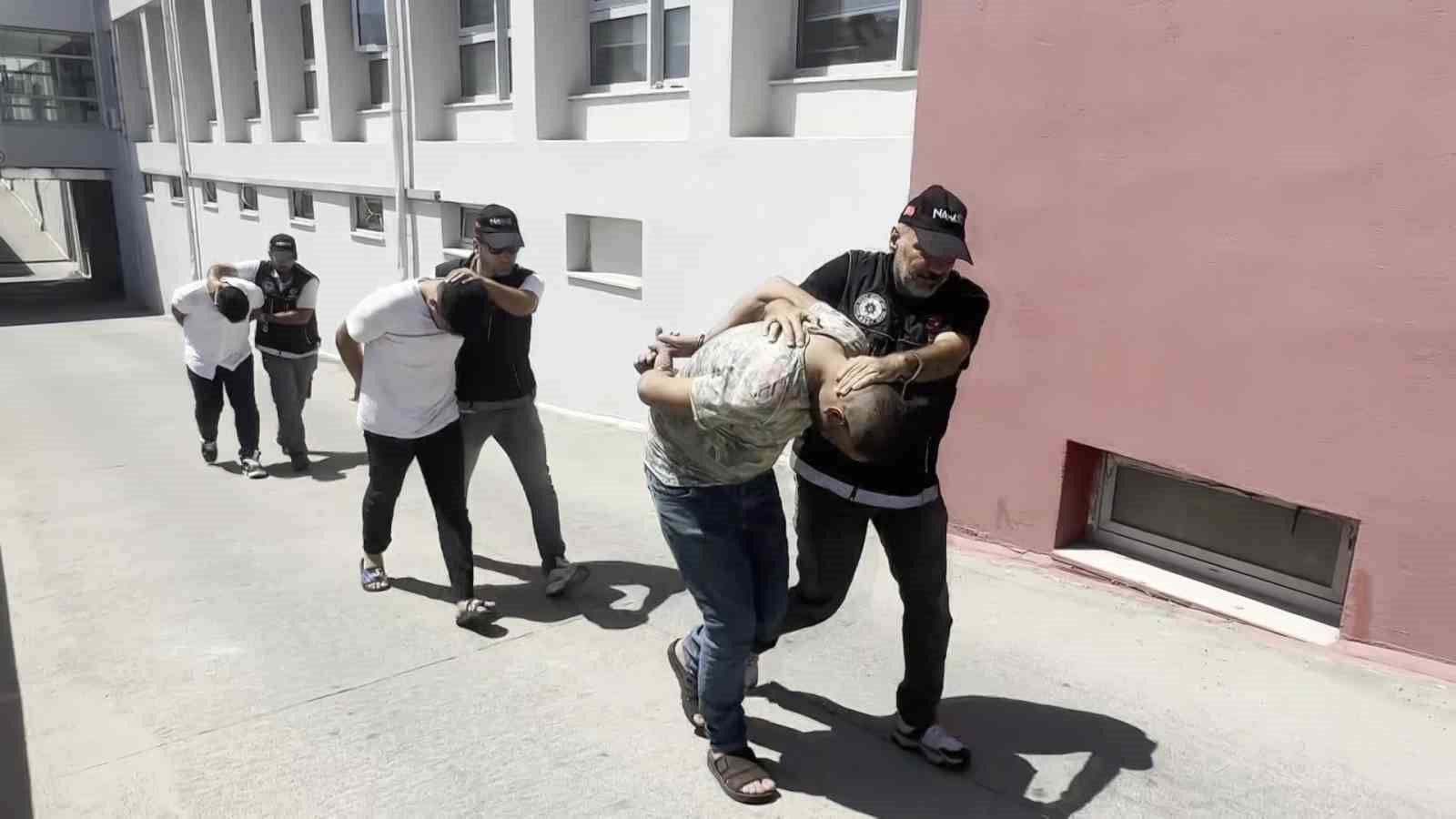 Taksiyle uyuşturucu sevkiyatı yapmak istediler: 2 bin 796 hap yakalattılar