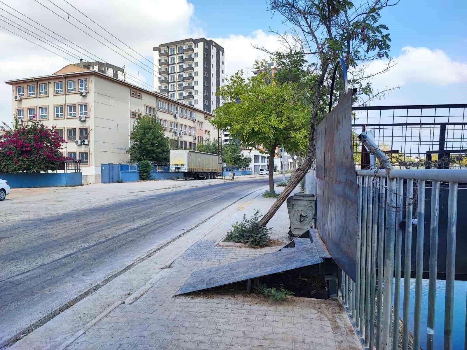 Zarar gören köprü onarılmak yerine kapatıldı