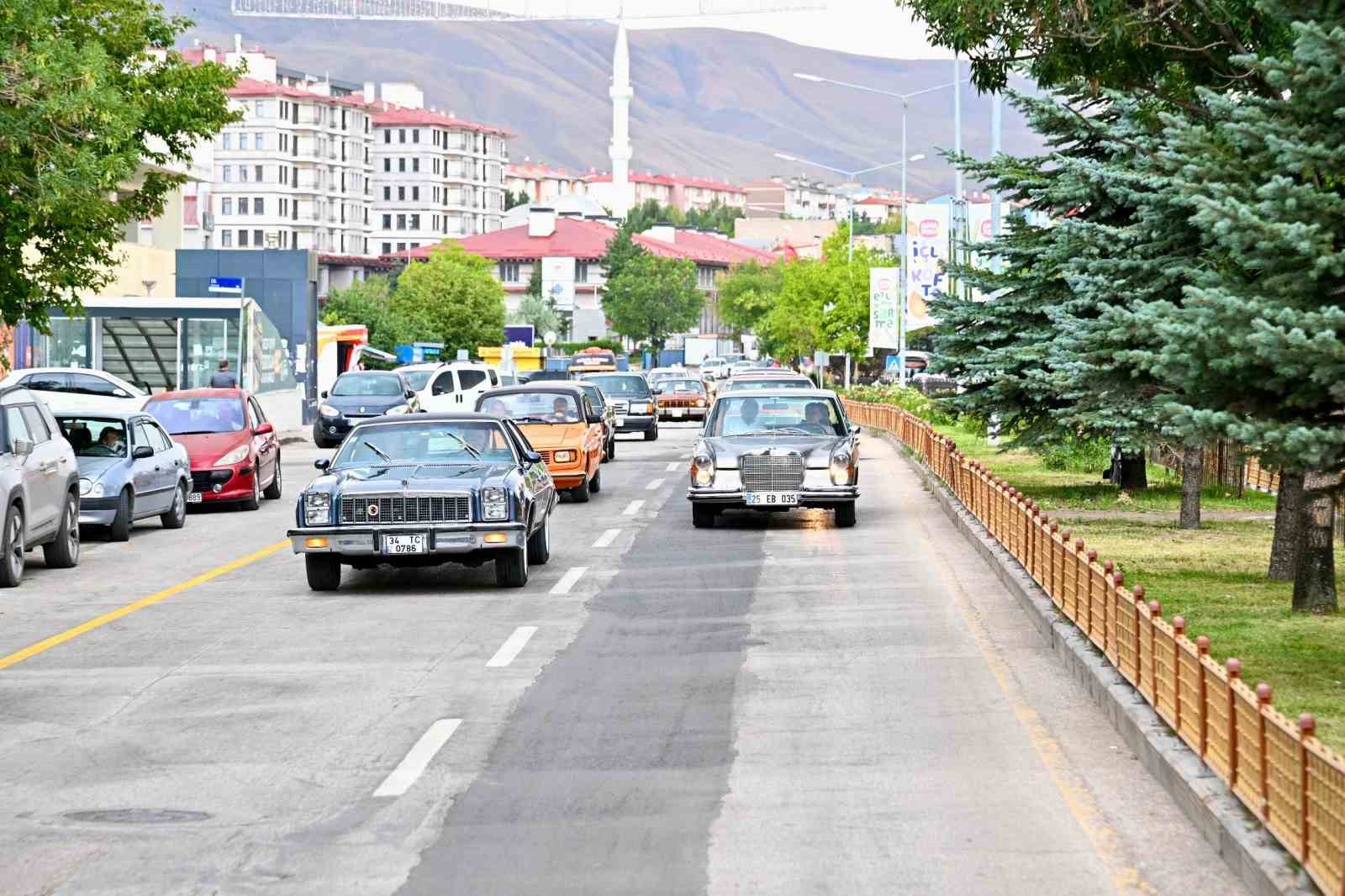 Klasik otomobiller Erzurum’da görücüye çıktı