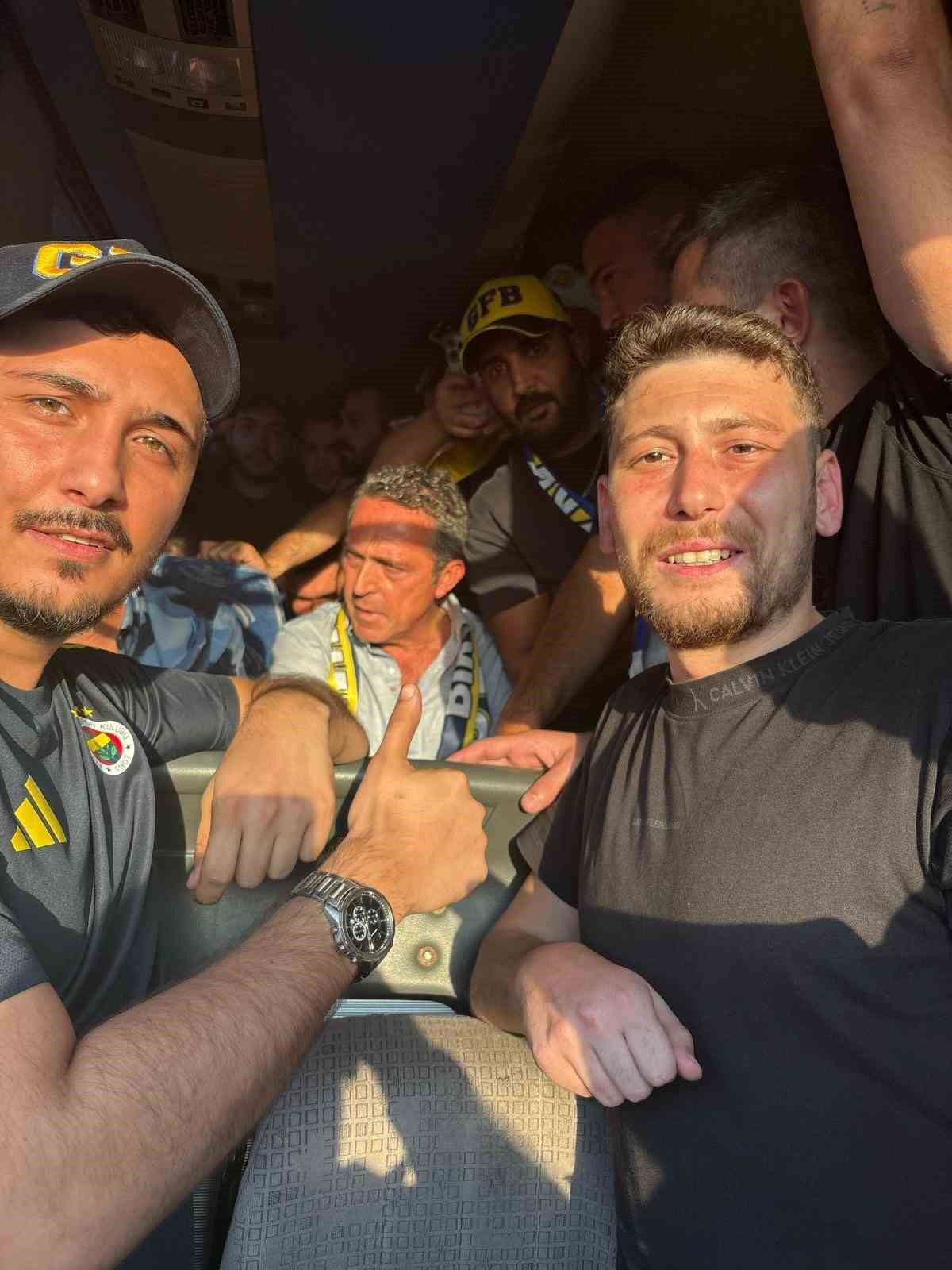Ali Koç, taraftarlarla birlikte stada gitti