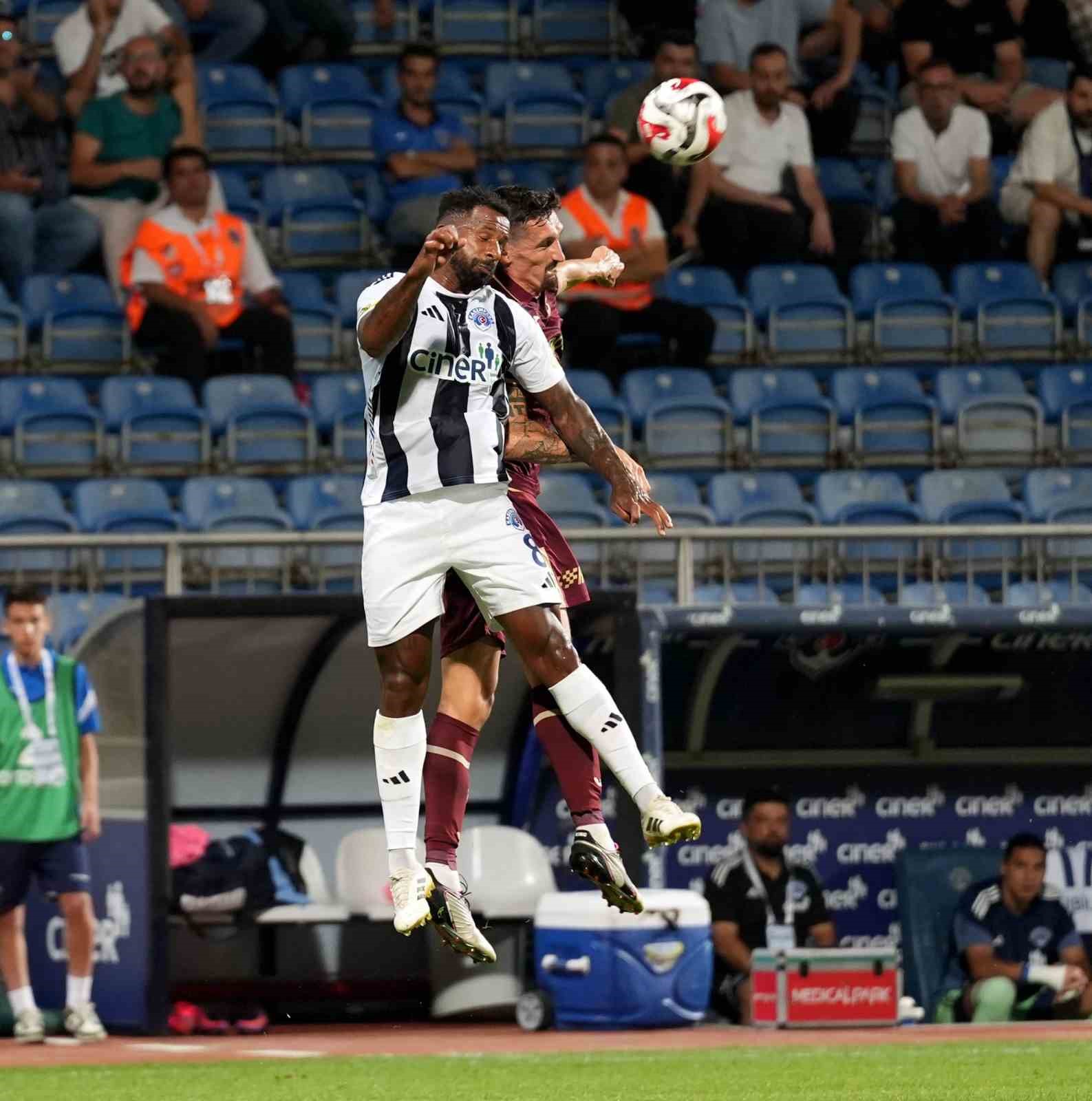 Trendyol Süper Lig: Kasımpaşa: 0 - Trabzonspor: 0 (İlk yarı)