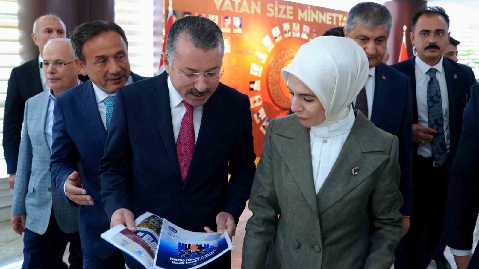 Rektör Kırışık bilimsel verilerle hazırlanan modeli Bakan Göktaş’a sundu