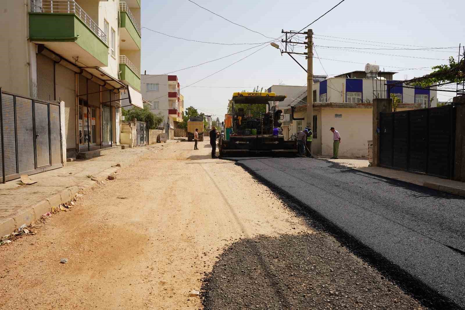 Kahta’da sıcak asfalt çalışmalarıyla yollar yenileniyor