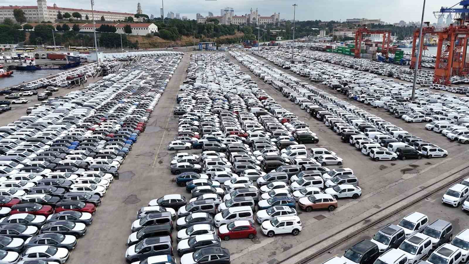 Haydarpaşa Limanı’nda binlerce ithal sıfır araç havadan görüntülendi