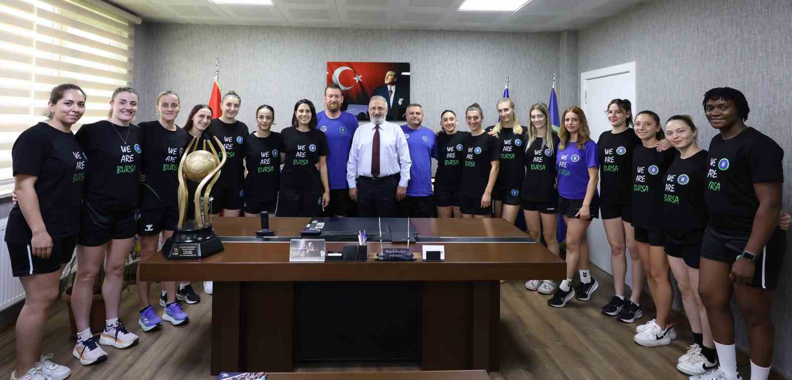 Bursa Büyükşehir Belediyespor Kadın Hentbol Takımı’nda imzalar atıldı