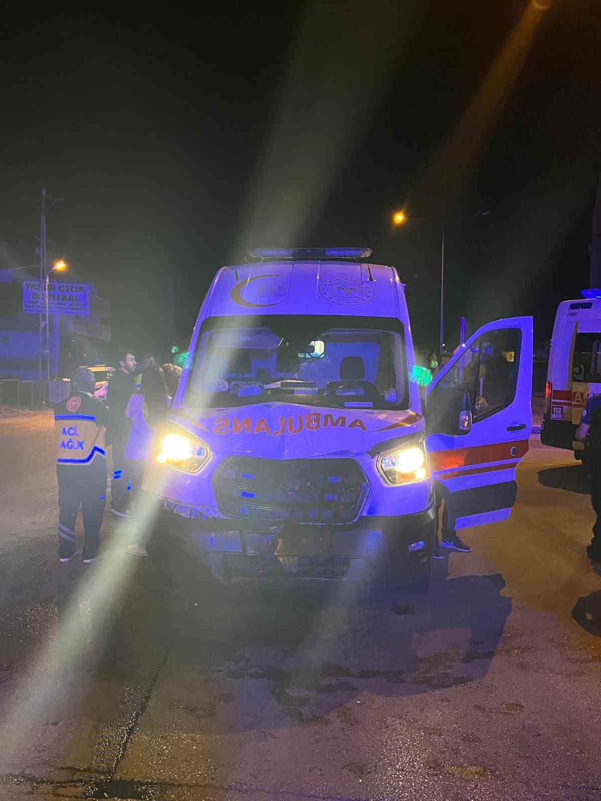 Amasya’da hafif ticari araç ile ambulans çarpıştı: 5 yaralı