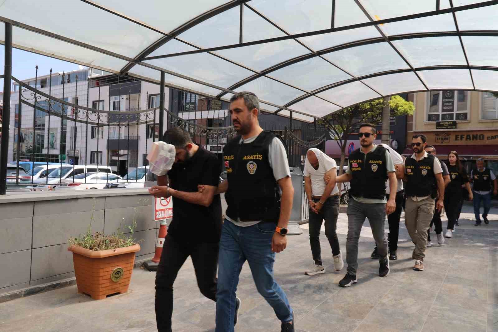 Dublör kullanarak 10 milyon TL dolandıran 5 şüpheli tutuklandı