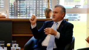 Bakan Bak ‘Bizim Kort’a konuk oldu