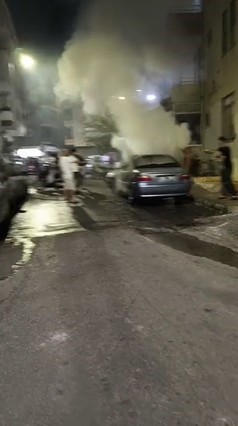 Park halindeyken yanmaya başlayan otomobil için mahalleli seferber oldu