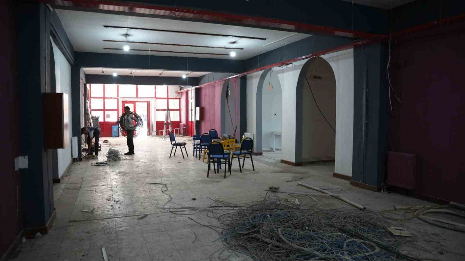 Sındırgı’da depremzede esnaflar için konteyner çarşı kuruluyor