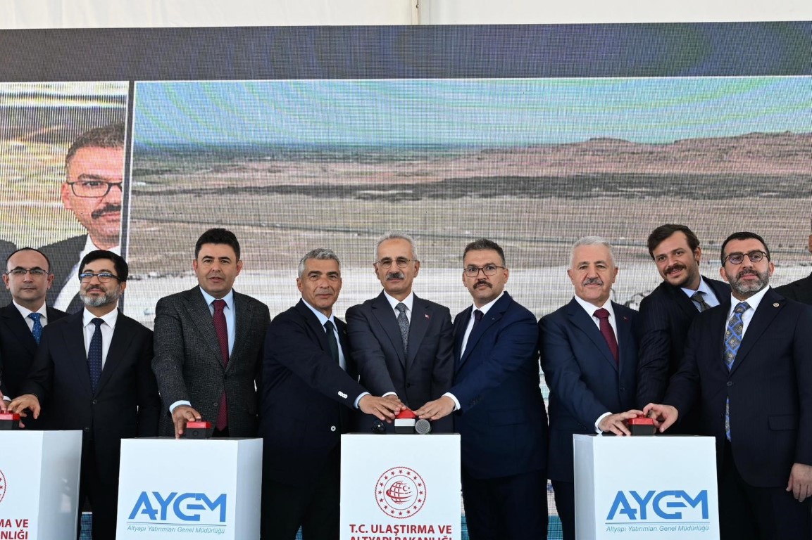 Bakan Uraloğlu: Zengezur koridoru, Türkiye, Azerbaycan ve Ermenistan arasında ekonomik işbirliğini güçlendirecek, bölgesel barışı pekiştirecek