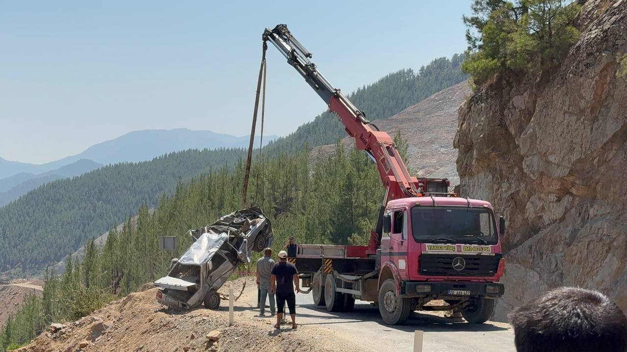 Adana’da 5 kişiye mezar alan otomobil uçurumdan çıkarıldı